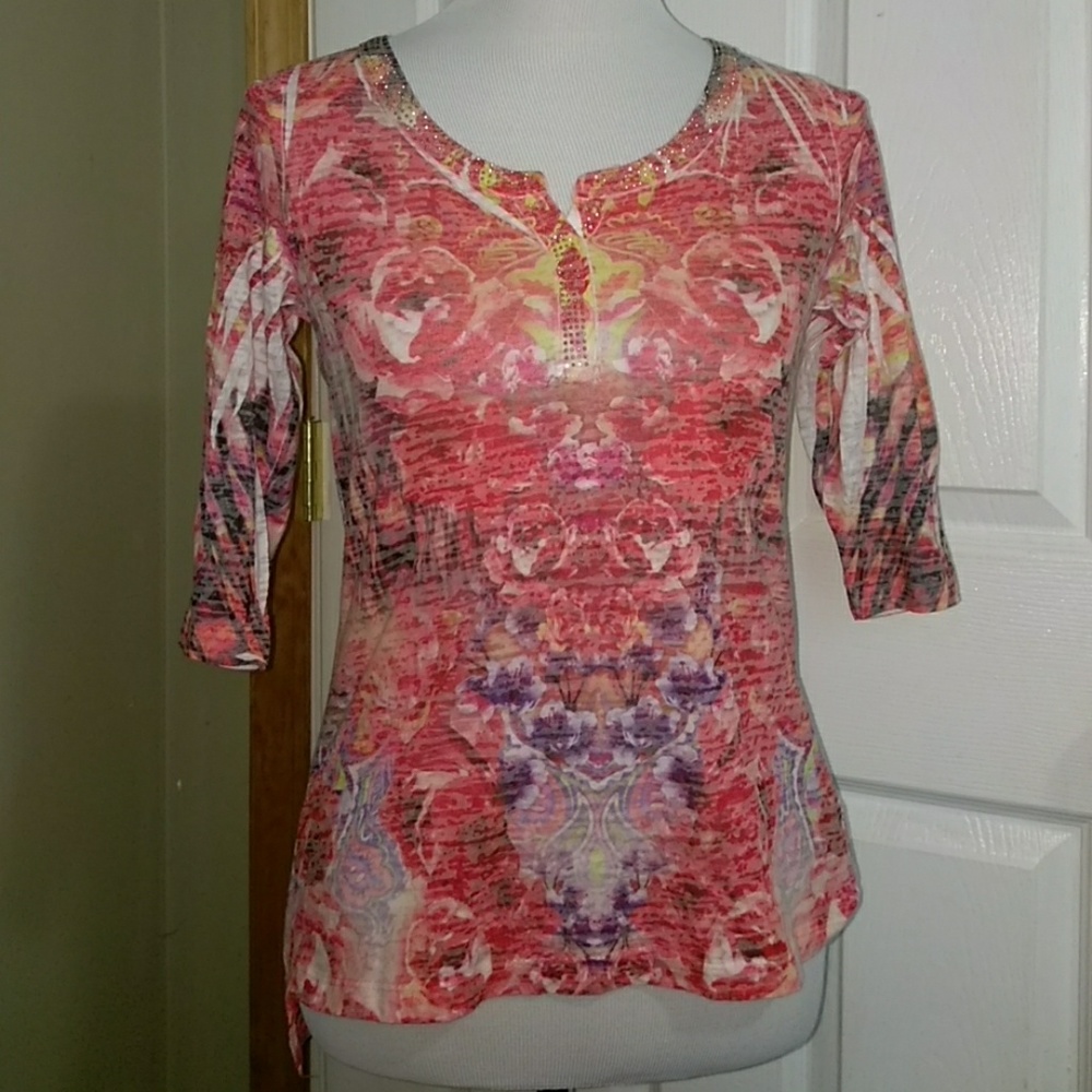 🎈 Cute multi colored 3/4 sleeve top